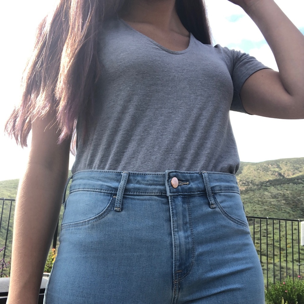 grey top
